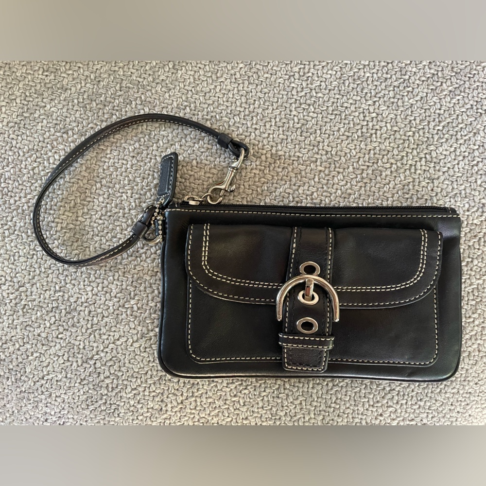 COACH Vintage Soho Wristlet Black Leather, Front
Buckle Flap (USED)
